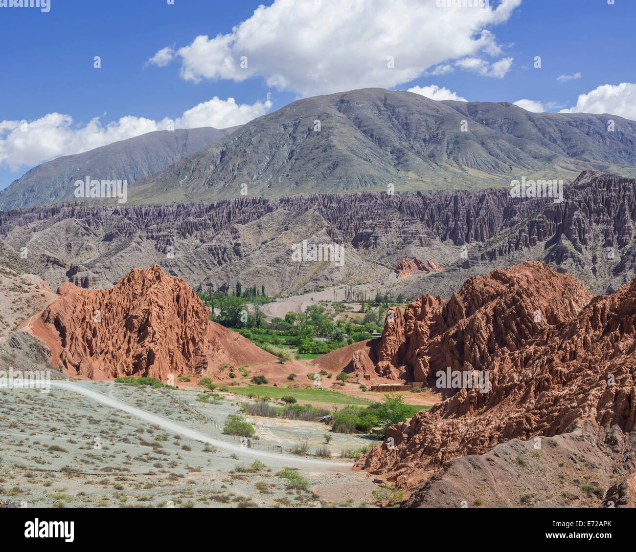 Colorato ricco di minerali montagne, a purmamarca, provincia di Jujuy, Argentina Foto Stock