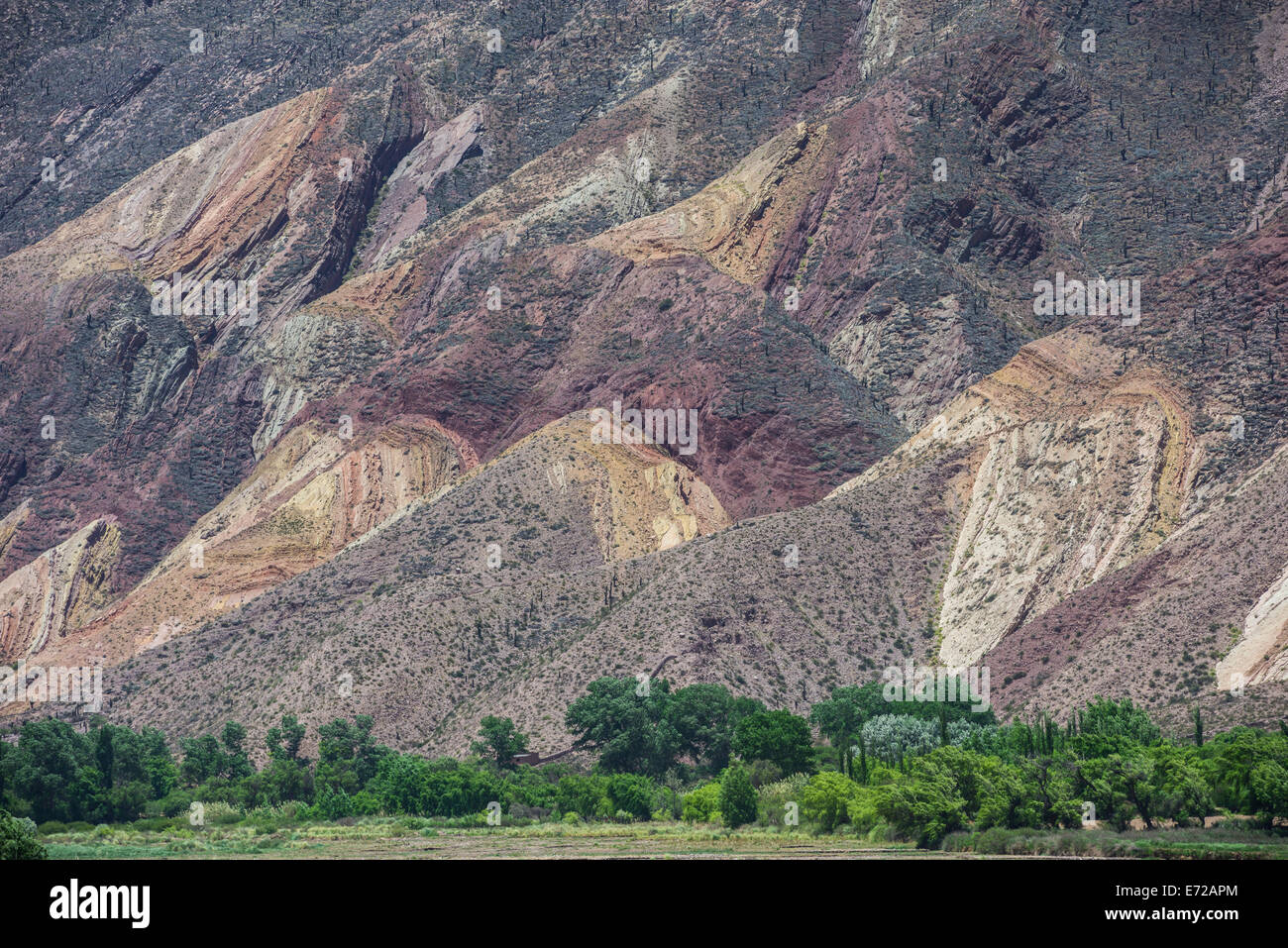 Formazioni geologiche colorate, vicino a Maimará, provincia di Jujuy, Argentina Foto Stock