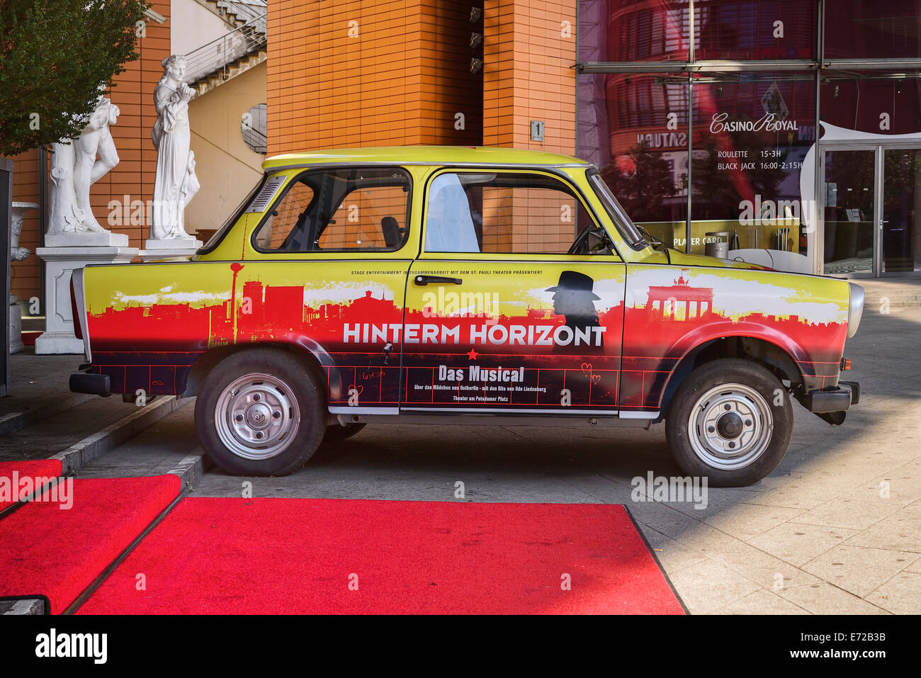 Germania, Berlino, Potzdamer Platz vecchia Trabant vettura ridecorate e ora utilizzata come pubblicità per un show.Potzdamer Platz vecchia Trabant vettura ridecorate e ora utilizzata come pubblicità per una mostra. Hugh Rooney / occhio onnipresente Hugh Rooney fotografo htt Foto Stock