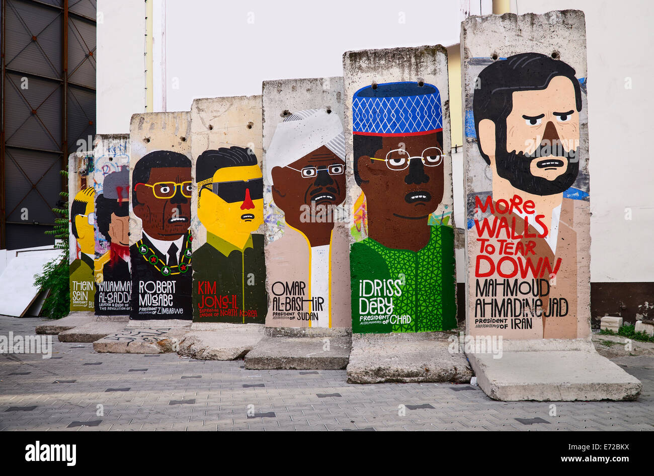 Germania, Berlino, il Checkpoint Charlie aria aperta che mostra espositiva del muro di Berlino in sezioni che una dichiarazione politica in materia di regimi totalitari. Foto Stock