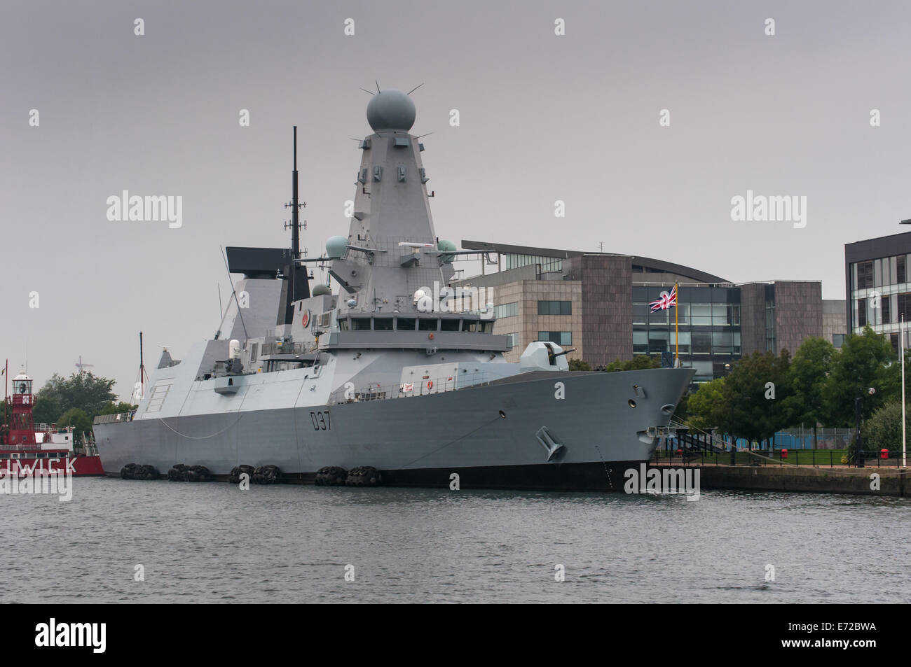 La Baia di Cardiff, Cardiff, Galles, UK. 4 Sep, 2014. Come parte del 2014 Conferenza della NATO che si terrà presso il Celtic Manor di Newport, navi da guerra da paesi NATO mostra la bandiera. HMS Duncan è sesto e ultimo nave del tipo 45 batch. Ella è la prima delle 8000 t classe per essere in grado di sparare Harpoon anti missili di spedizione. Credito: Karl Robertson/Alamy Live News Foto Stock