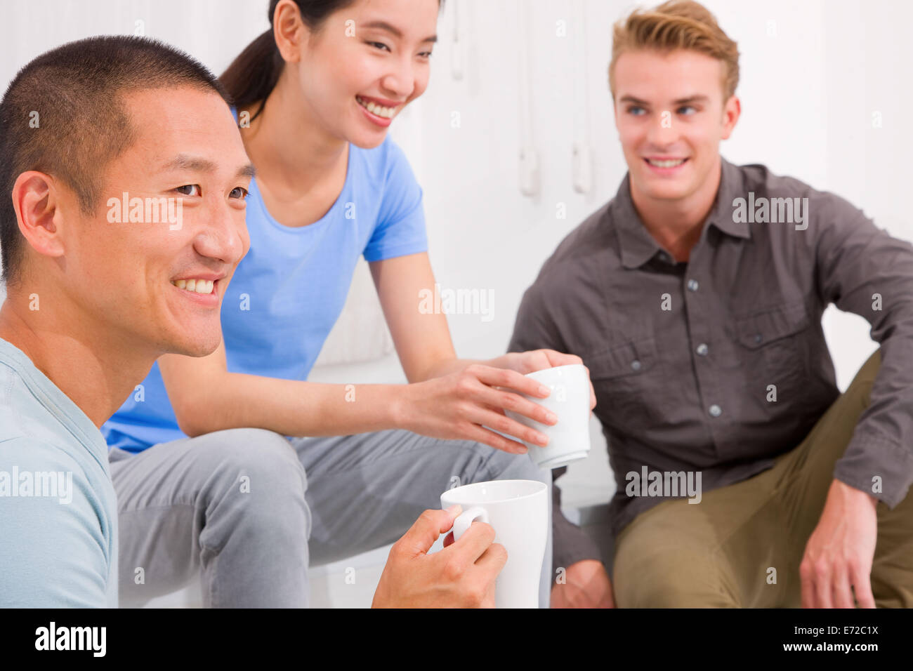 Diversi gruppi di amici a bere caffè Foto Stock
