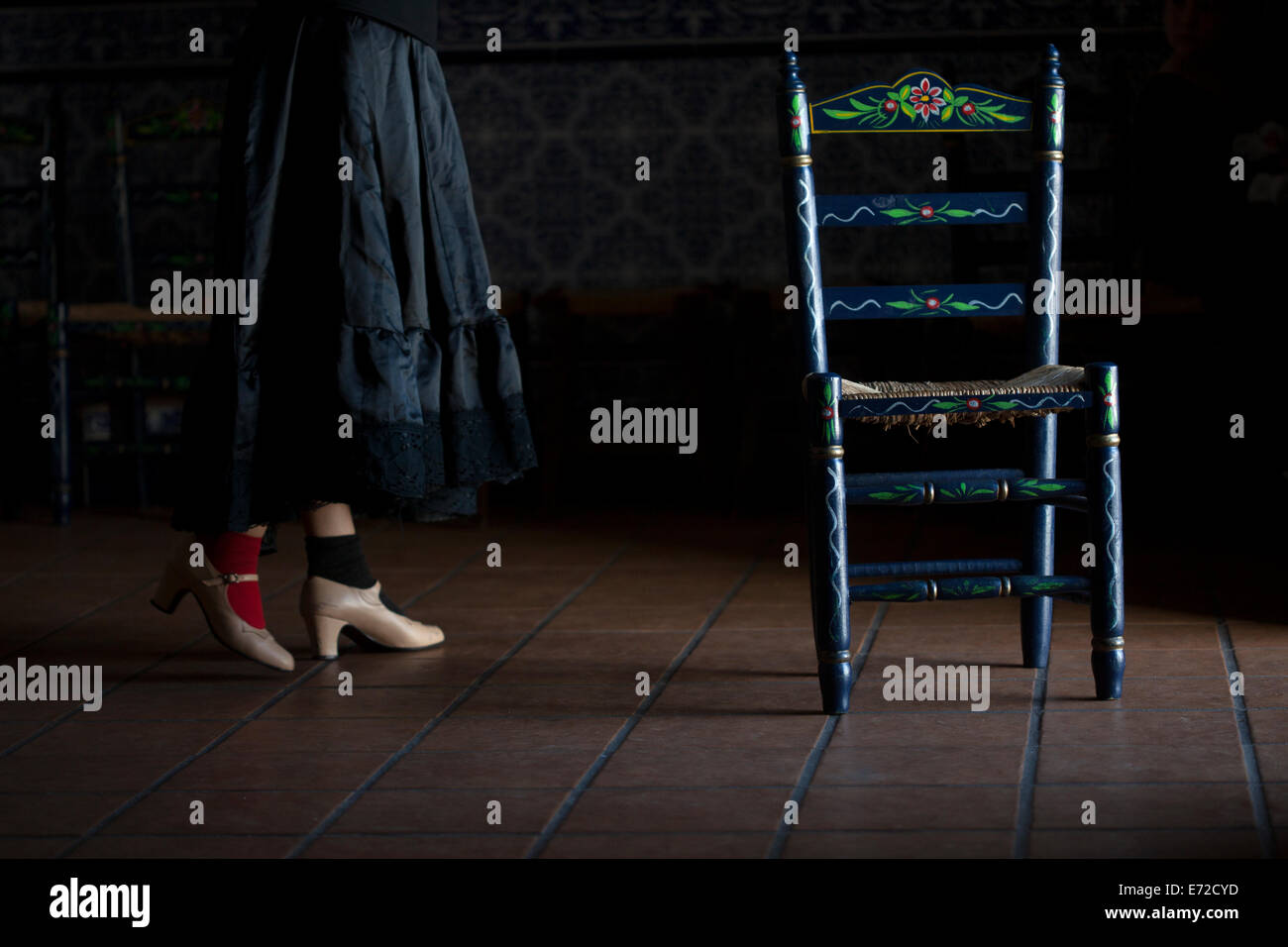 Olga Nuria, direttore del Flamenco balli di gruppo Savia Nueva esegue un stile Petenera dance in Paterna de la Rivera Foto Stock