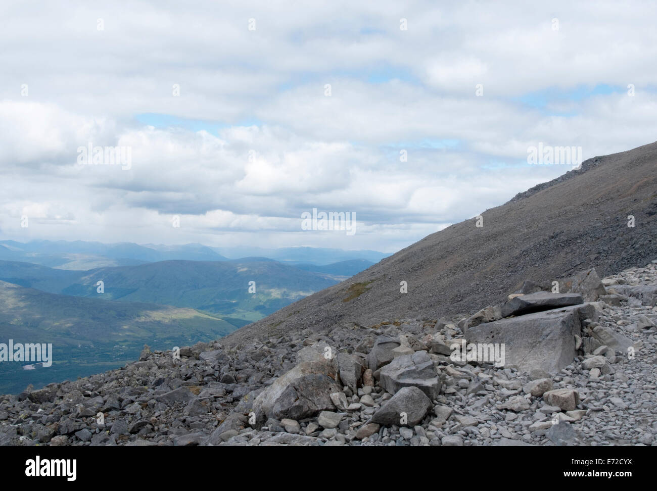Vista dell'affioramento roccioso e dello scisto che costituisce parte del percorso durante l'arrampicata sul monte Ben Nevis in Scozia, Regno Unito Foto Stock