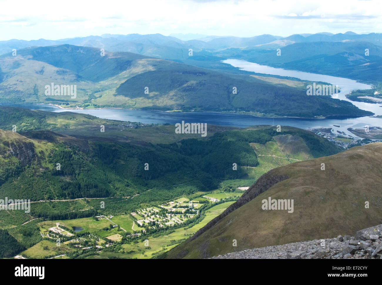 Vista presa dal sentiero che sale dal Ben Nevis che guarda verso il basso a Fort William e l'area circostante nelle Highlands scozzesi Foto Stock