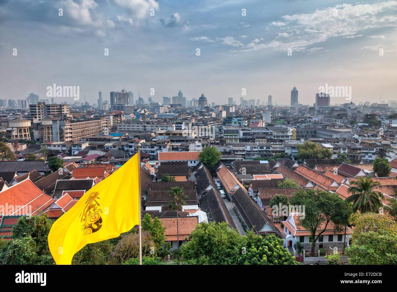 Panorama di Bangkok con bandiera buddista Foto Stock