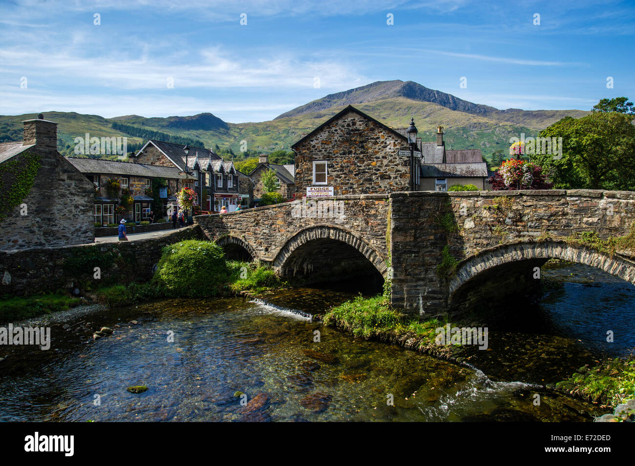 Vista del fiume e del ponte a Beddgelert, Parco Nazionale di Snowdonia,il Galles del Nord Foto Stock
