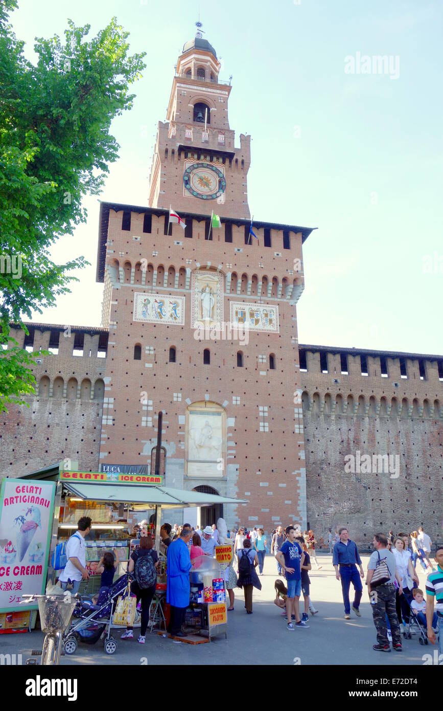 La gente di fronte all'entrata del Castello Sforzesco di Milano, Italia Foto Stock