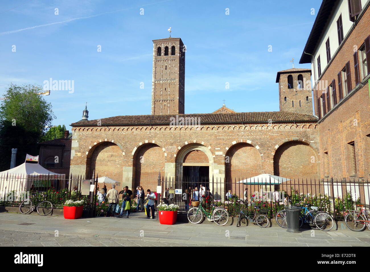 Basilica di Sant'Ambrogio da fuori Milano, Italia Foto Stock