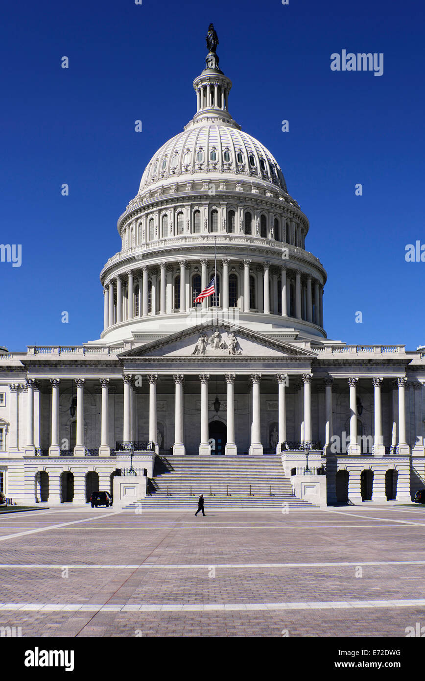 Stati Uniti d'America, Washington DC, Capitol Building testa sulla vista della sezione centrale con la sua cupola e la bandiera americana a metà del montante. Foto Stock