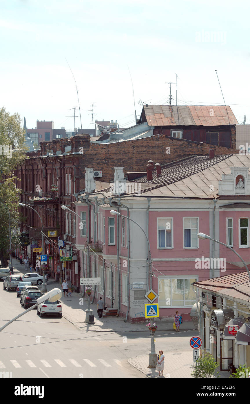 Privati log in legno casa sul tetto di un edificio di tre piani nel centro storico della città. Irkutsk, Siberia, Federatio russo Foto Stock