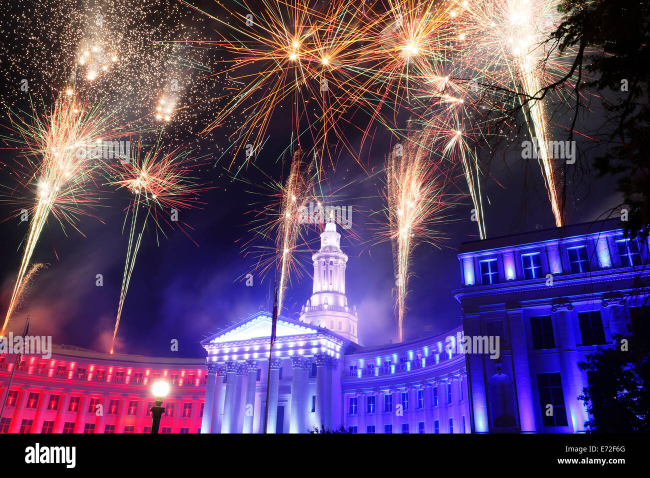 Denver City & County edificio e fuochi d'artificio, indipendenza celebrazione della vigilia, Denver, Colorado, STATI UNITI D'AMERICA Foto Stock