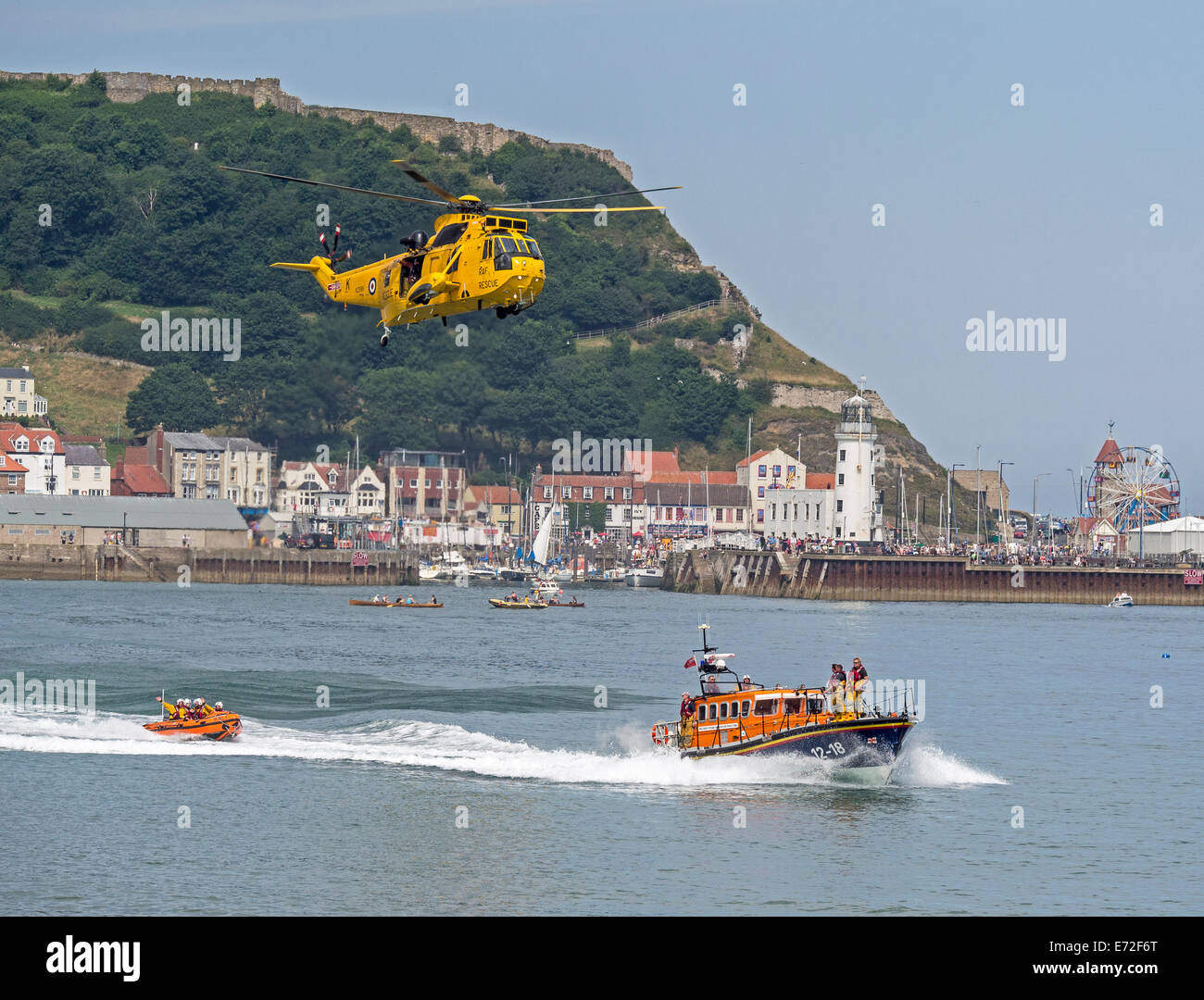 Scarborough costiera offshore e le imbarcazioni di salvataggio e RAF Air-Sea Salvataggio in elicottero nel display Foto Stock