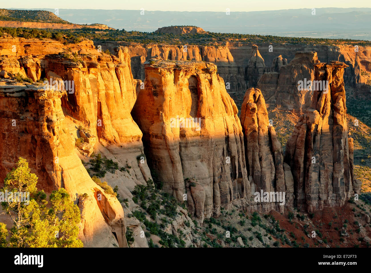 Monumenti di pietra arenaria e formazioni dal monumento vista del Canyon, Colorado National Monument, Grand Junction, Colorado, STATI UNITI D'AMERICA Foto Stock