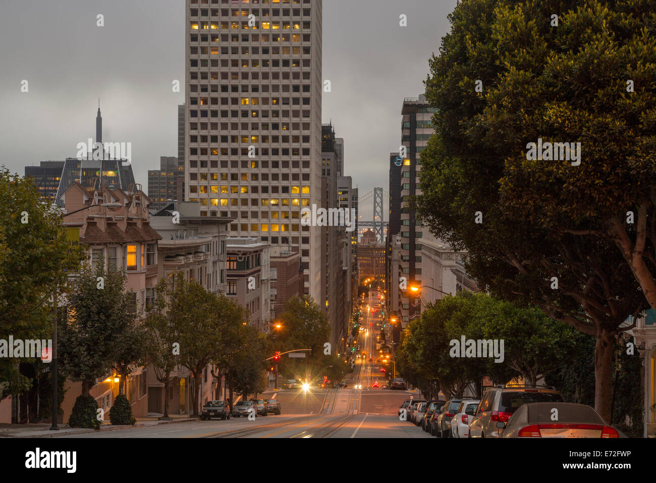Guardando verso il basso California Street all'alba a San Francisco, California, Stati Uniti d'America. Foto Stock