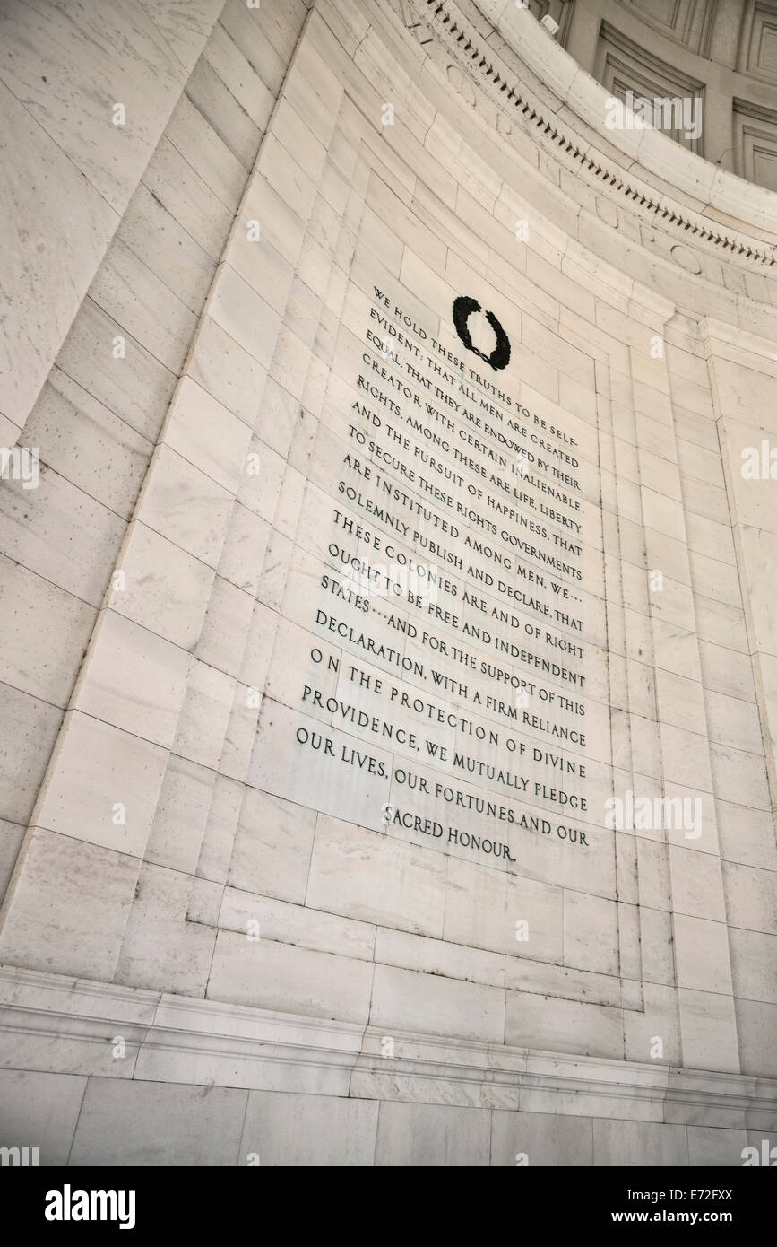Stati Uniti d'America, Washington DC, National Mall Thomas Jefferson Memorial estratto dal Jeffersons Dichiarazione Americana di Indipendenza documento sulla parete interna. Foto Stock