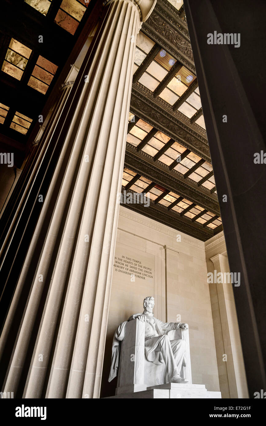 Stati Uniti d'America, Washington DC, National Mall Lincoln Memorial Statua di Abraham Lincoln vista angolare tra i pilastri dell'interno. Foto Stock