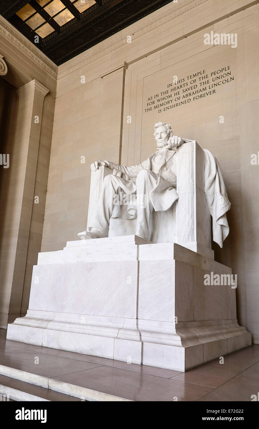 Stati Uniti d'America, Washington DC, National Mall Lincoln Memorial Statua di Abraham Lincoln vista angolare della statua da destra. Foto Stock