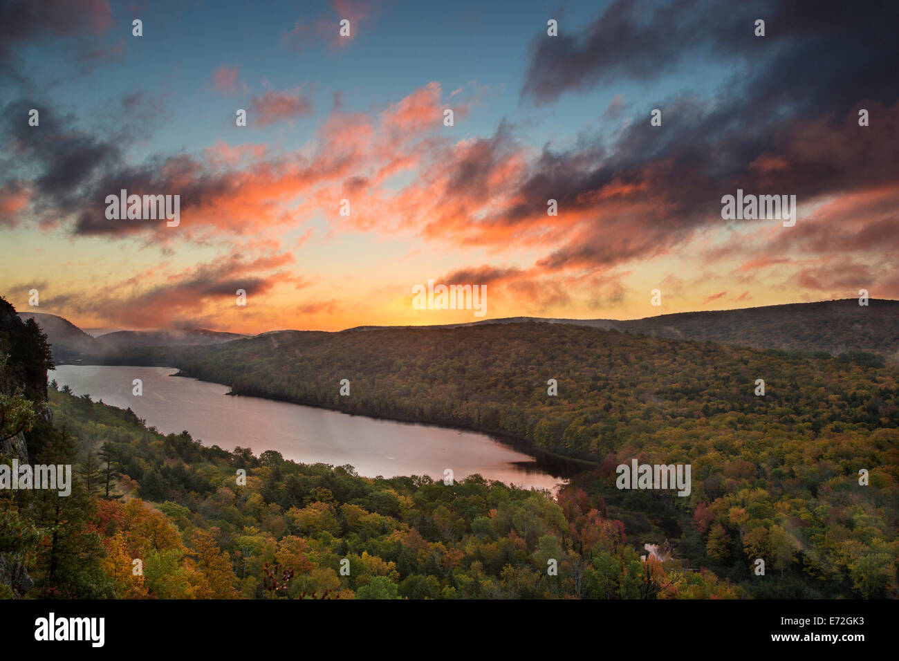 Viva Sunrise sopra il Lago delle nuvole in autunno a Porcupine montagne del Parco Statale, Michigan, Stati Uniti d'America. Foto Stock