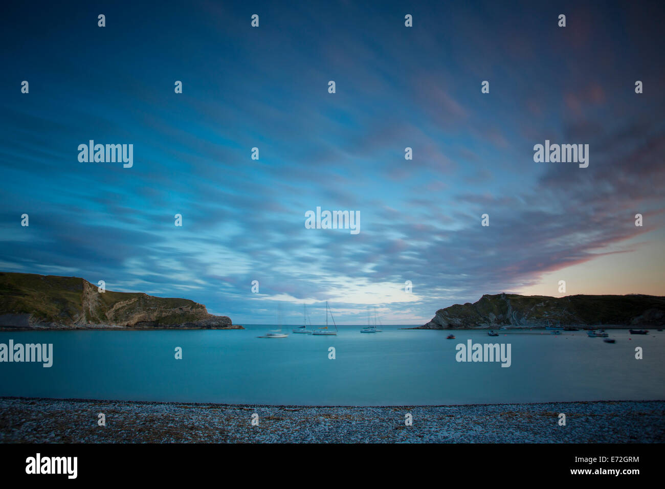Twilight su Lulworth Cove lungo la Jurassic Coast, Dorset, Inghilterra Foto Stock