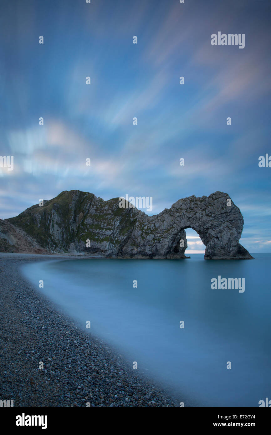 Cielo colorato all'alba su Durdle porta lungo la Jurassic Coast, Dorset, Inghilterra Foto Stock