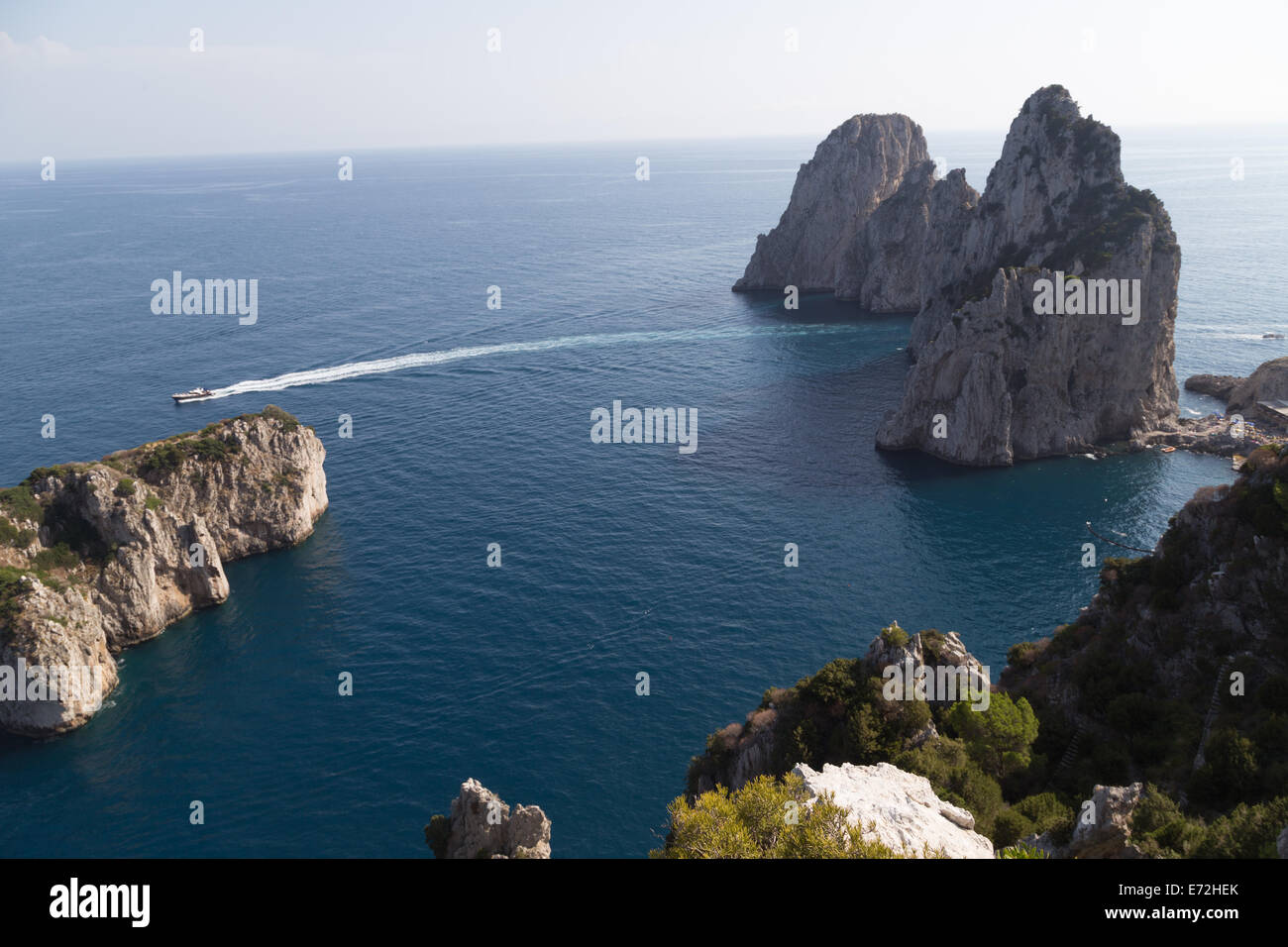 Guardando a sud della bellissima isola di Capri, Italia sulle isole di I Faraglioni e lo Scoglio del Monacone. Foto Stock
