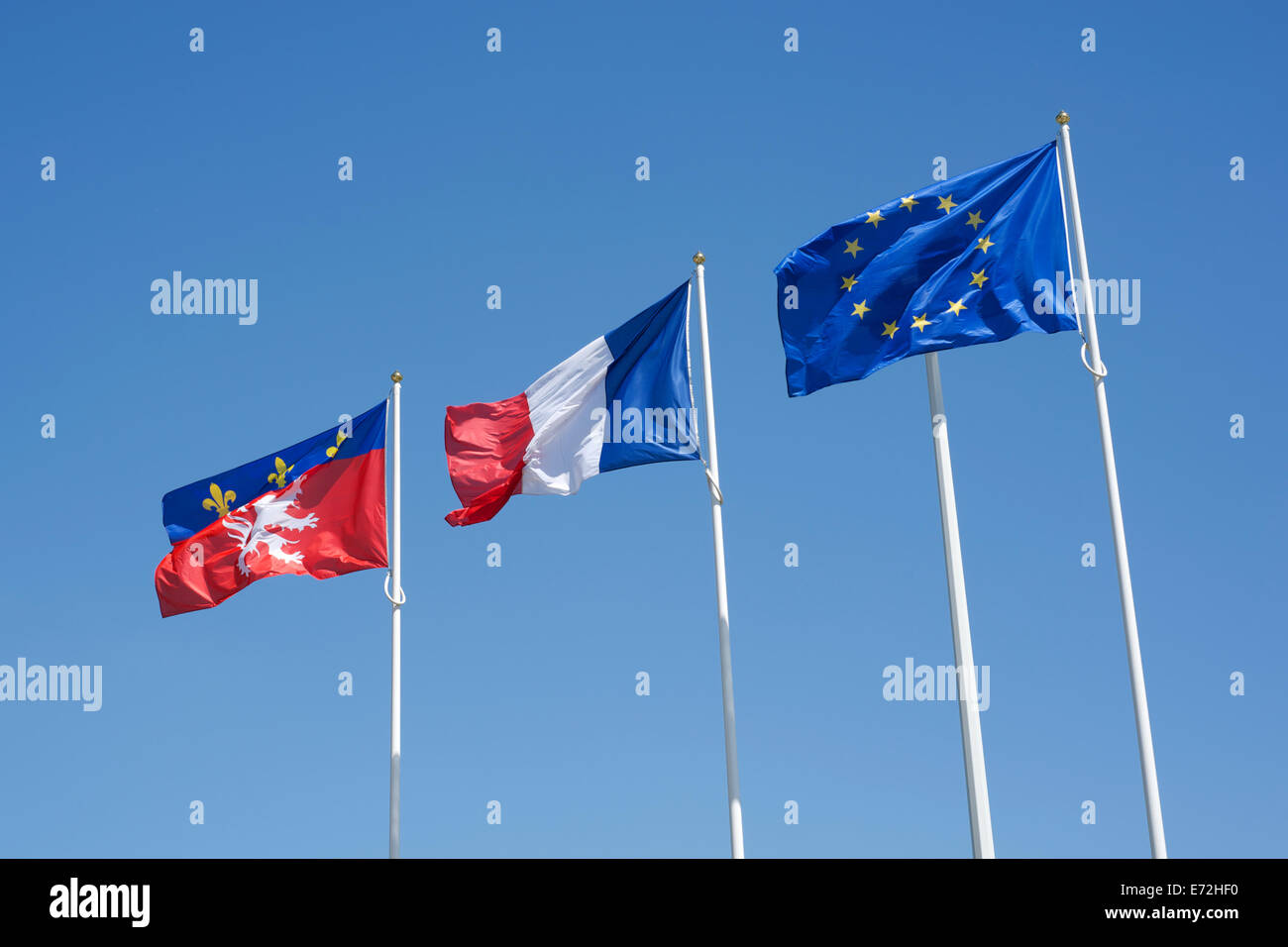 Bandiere di Lione, Francia e l'Unione battenti dai pali Foto Stock
