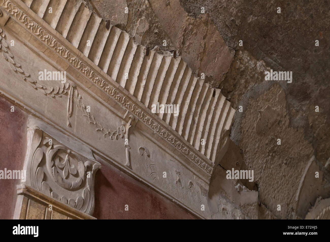I resti della bella cornicing decorativi nel Signore bagni in Pompei, Italia Foto Stock