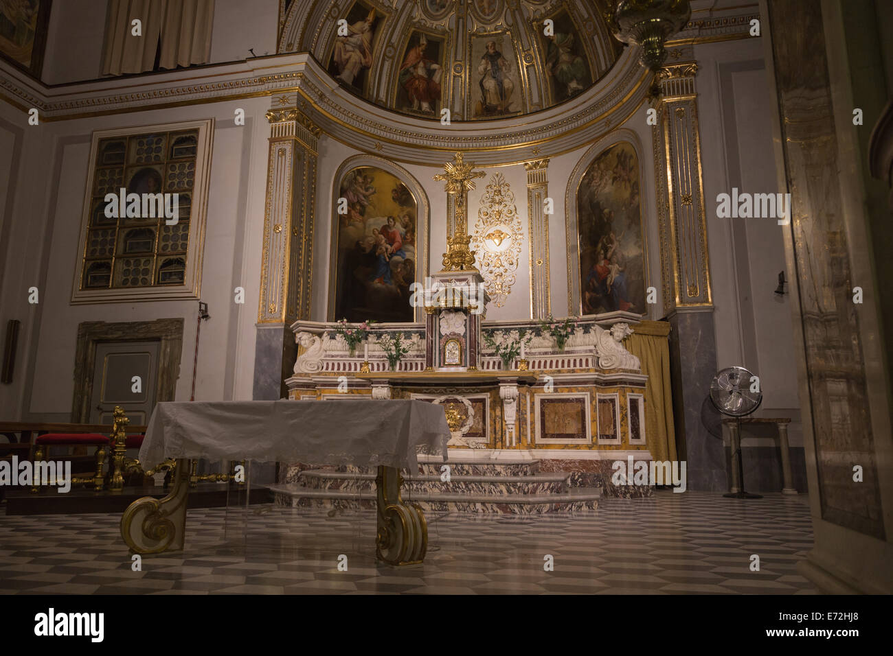 Una bella chiesa altera in una chiesa cattolica romana a Sorrento, Italia. Foto Stock