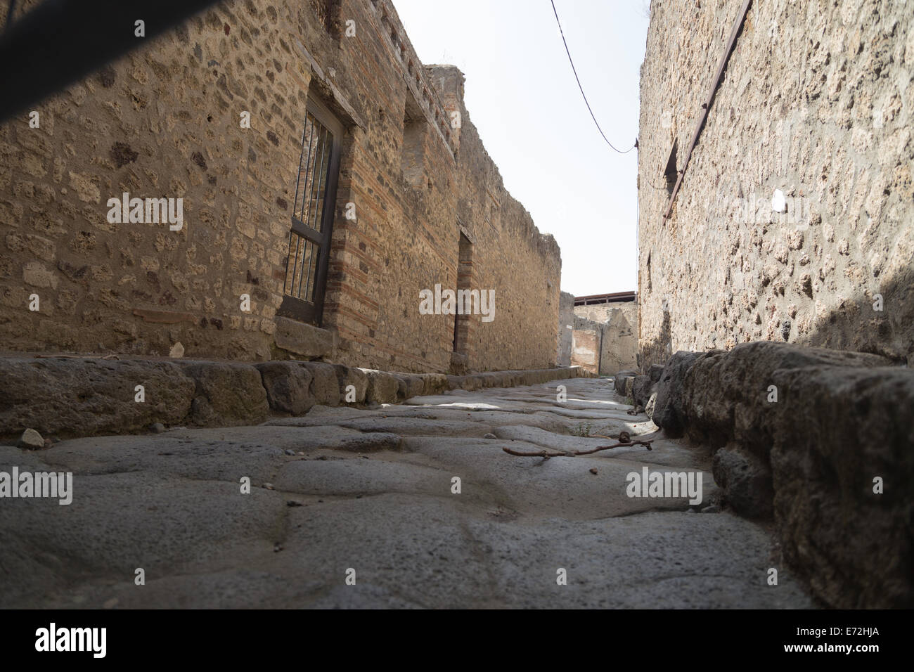 Guardando verso il basso una strada deserta di Pompei, Italia Foto Stock