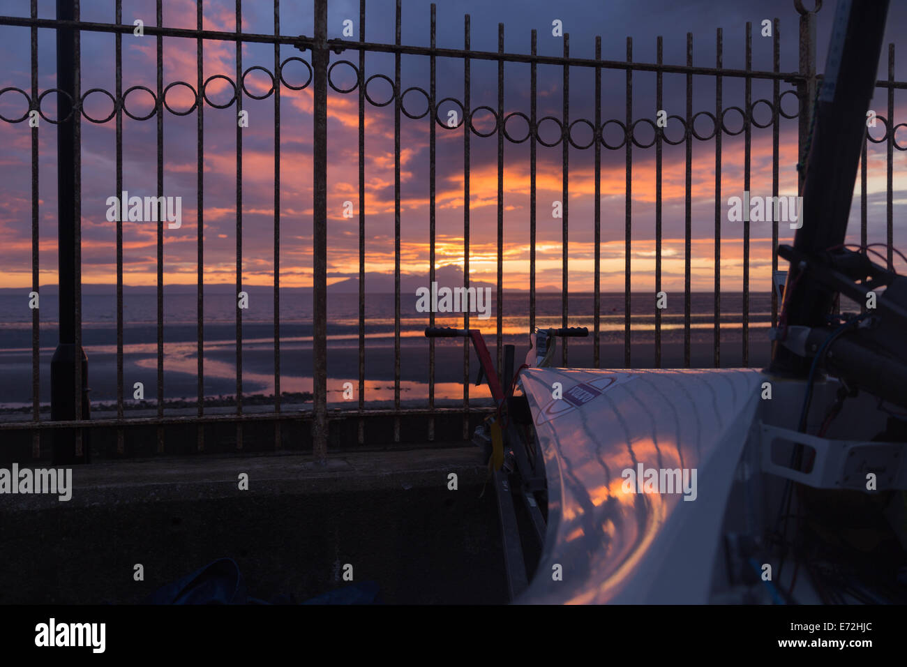Un bellissimo agosto tramonto su Prestwick Bay con l'isola di Arran in background. Foto Stock