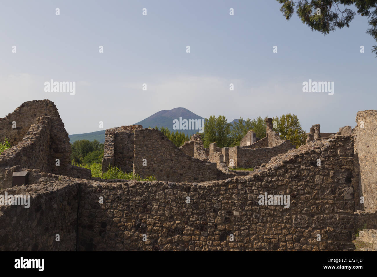 Guardando verso il Monte Vesuvio sopra le rovine di Pompei (Pompei). Foto Stock