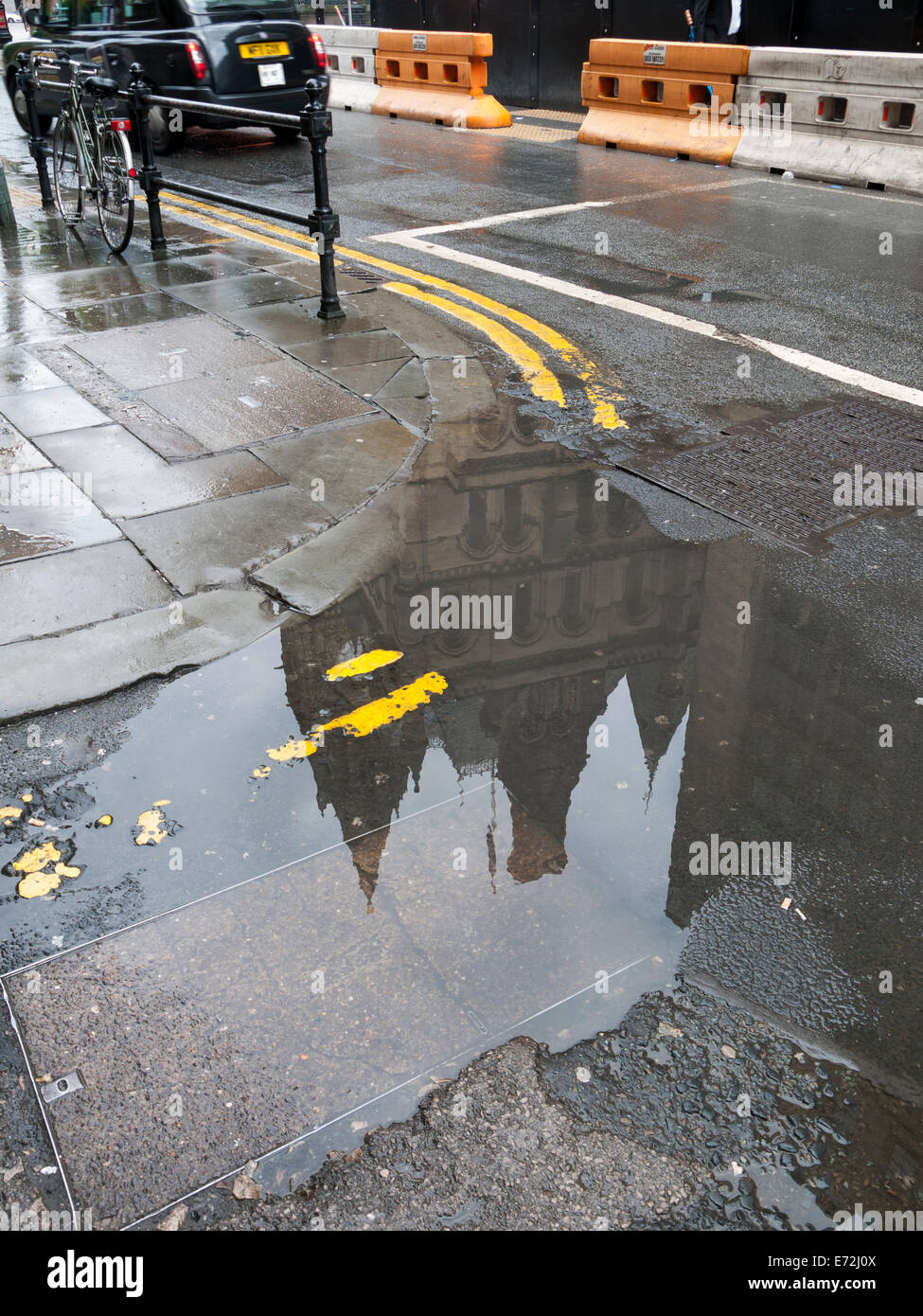 Il municipio è riflesso in una pozzanghera, Albert Square, Manchester, Inghilterra, Regno Unito Foto Stock