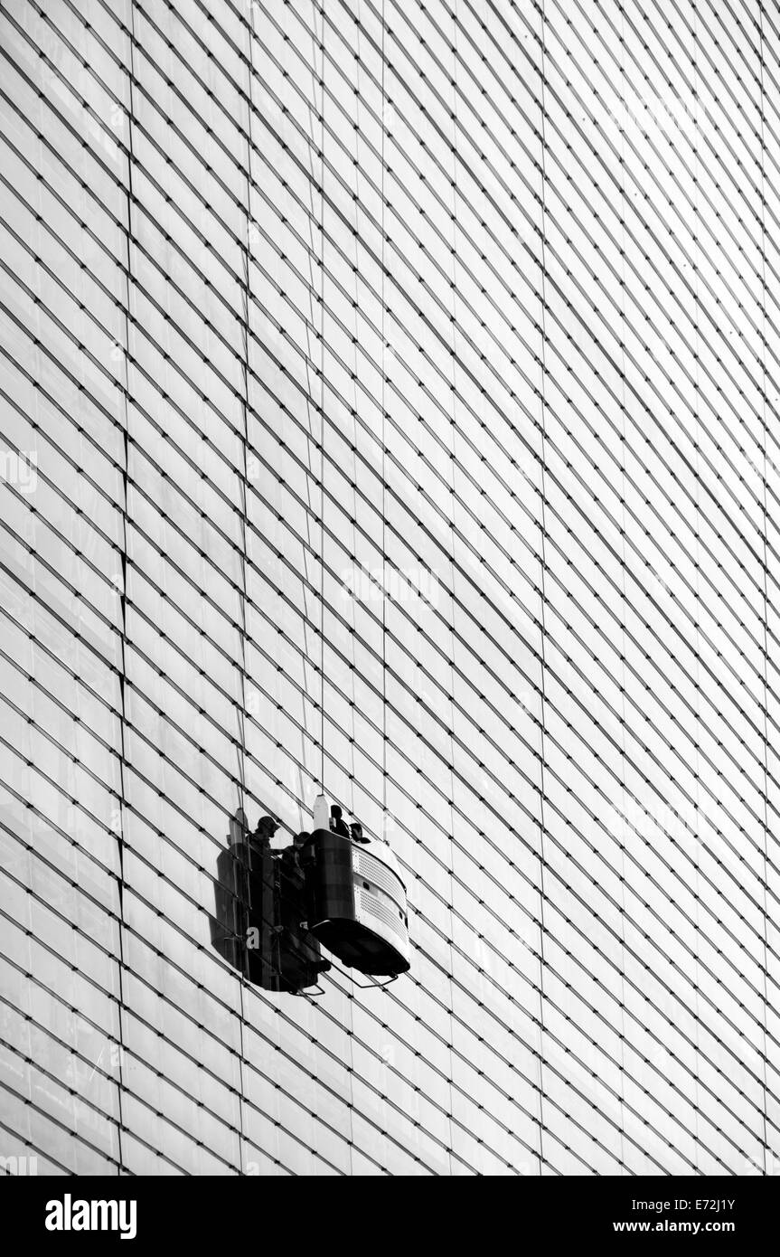 Detergenti per finestre in una culla sospesa sul No.1 edificio di Deansgate, Manchester, Inghilterra, Regno Unito Foto Stock