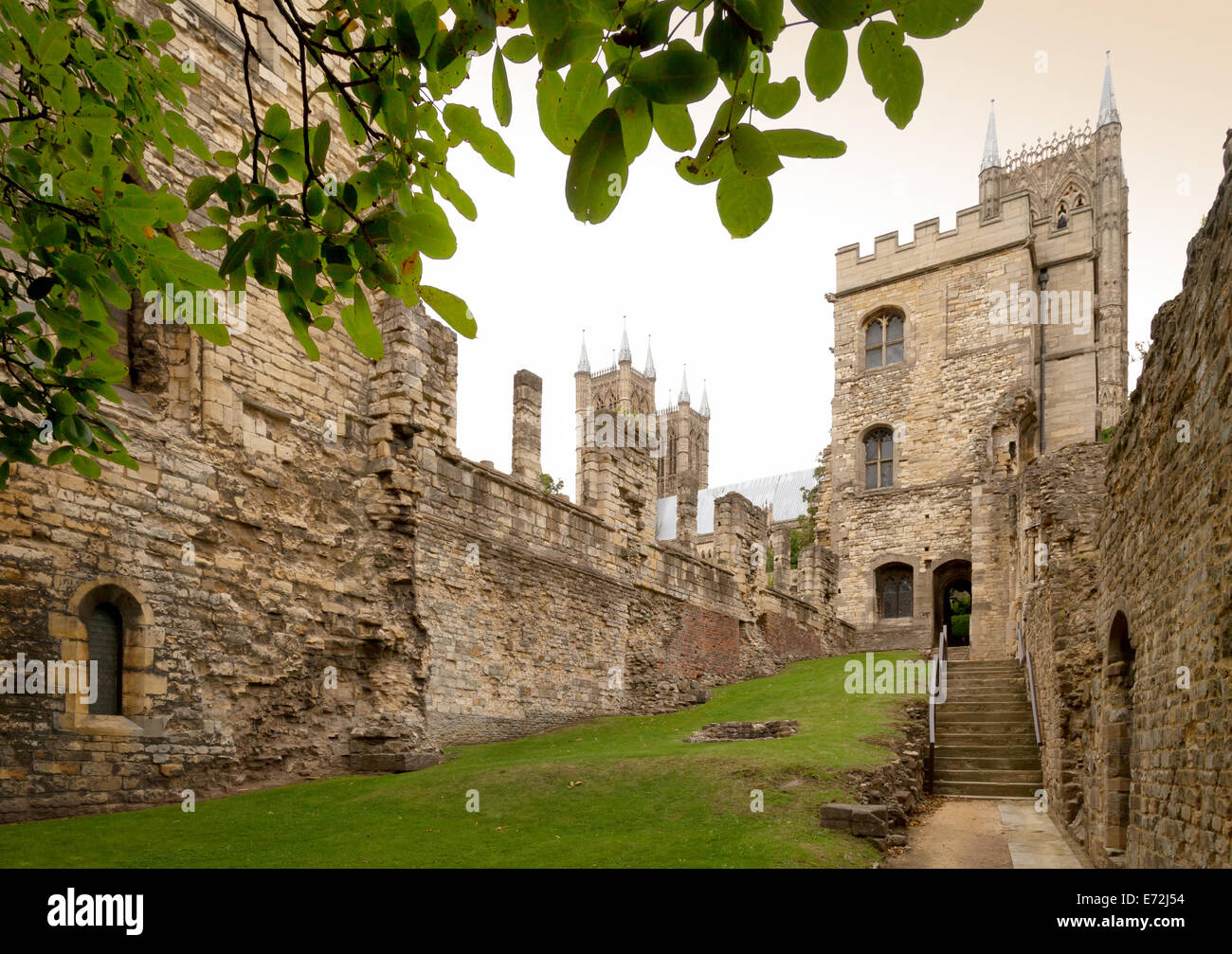 Lincoln UK; il palazzo vescovile medievale di un edificio del XII secolo a Lincoln, Regno Unito Foto Stock