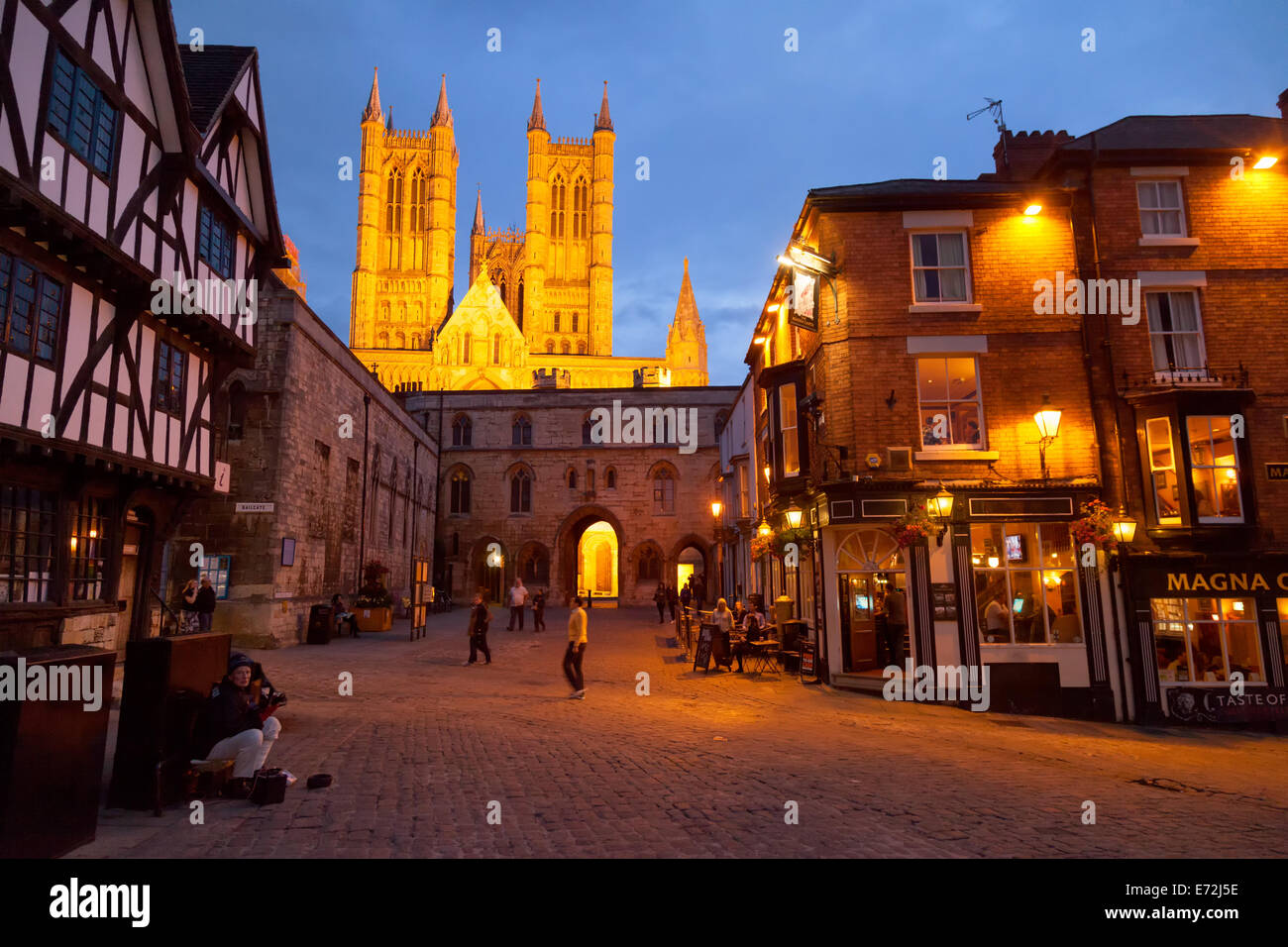 Lincoln city centre di notte con il duomo visto dalla Piazza del Castello, Lincoln REGNO UNITO Foto Stock