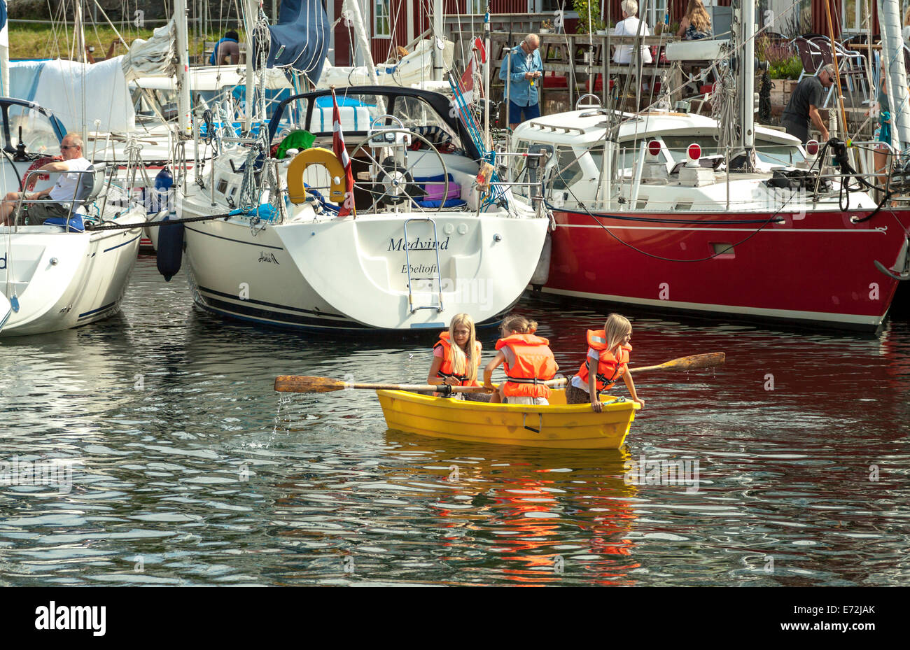 I bambini in una barca a remi nel porto di Åstol, un'isola dell'arcipelago svedese, Bohuslän, Västra Götaland Iän, Svezia. Foto Stock