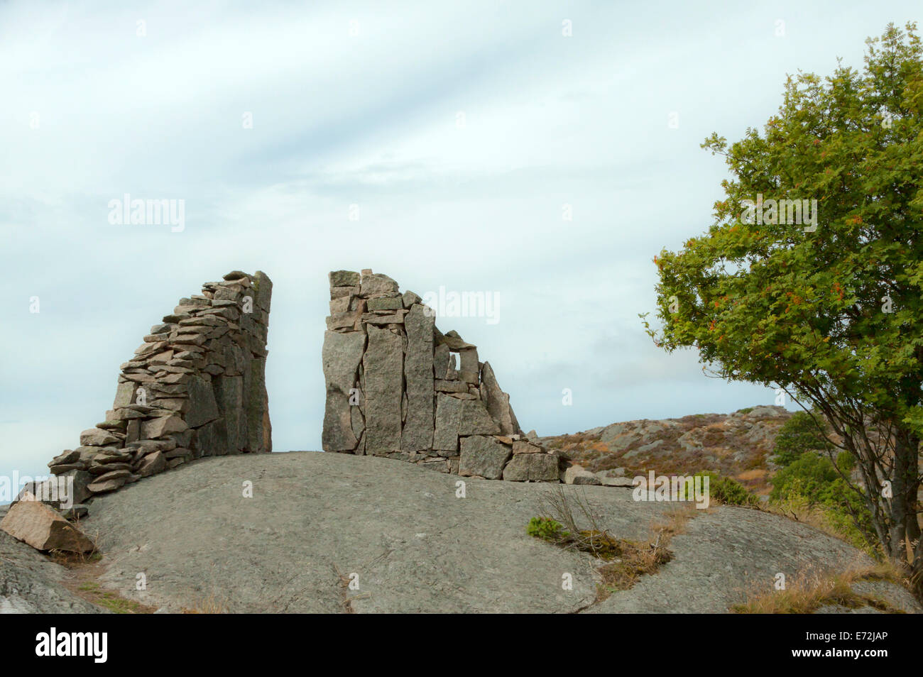L'arte contemporanea sulle dolci colline della antica età del ferro sepoltura a Pilane, Klövedal, Isola di Tjörn, Svezia. Foto Stock