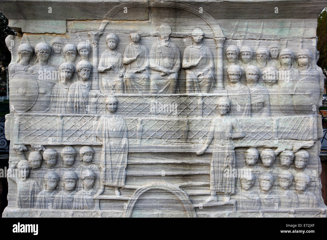 Uno dei bassorilievi sul piedistallo di marmo dell'obelisco di Teodosio, all'Ippodromo di Istanbul, Turchia. Foto Stock