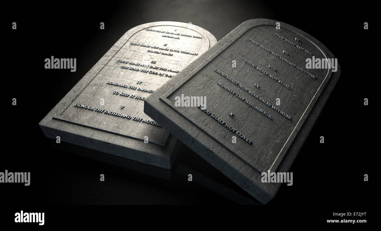 Rappresentante due tavolette di pietra con i dieci comandamenti incisi su di loro su un isolato scuro dello sfondo etereo Foto Stock