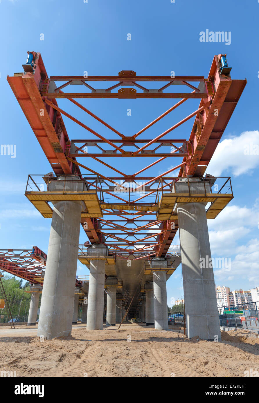 Lancio incrementale è un recente metodo di costruzione di un completo ponte di coperta da una estremità del ponte soltanto. Foto Stock
