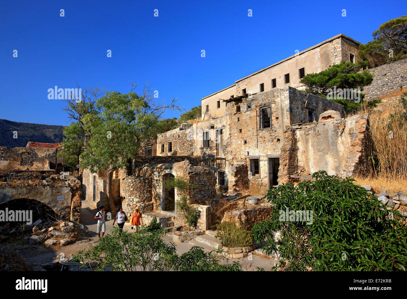 Passeggiate intorno al castello di Spinalonga island, ex lebbrosario, nella baia di Mirabello, prefettura di Lasithi, Creta, Grecia Foto Stock