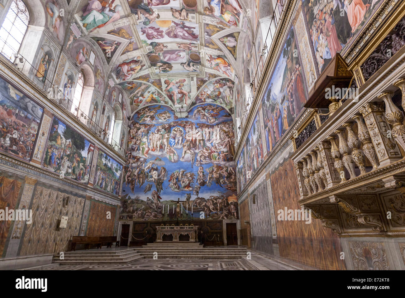 Svuotare la Cappella Sistina. Gli affreschi del soffitto e del Giudizio  Universale di Michelangelo Foto stock - Alamy
