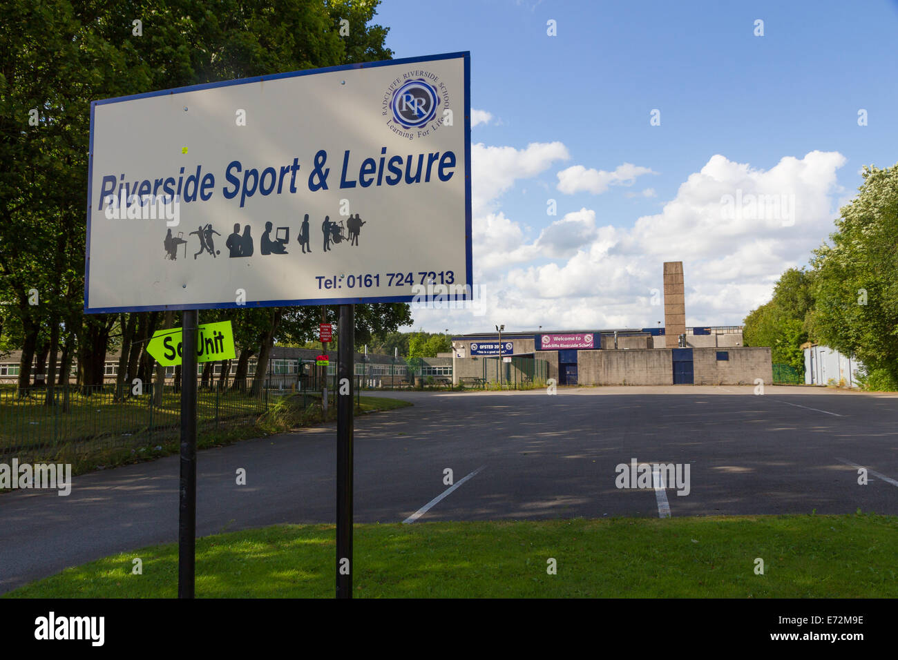 Riverside scuola secondaria in Radcliffe, Manchester. Ora chiusa. Sito è previsto per un temporaneo di piscina e palestra. Foto Stock