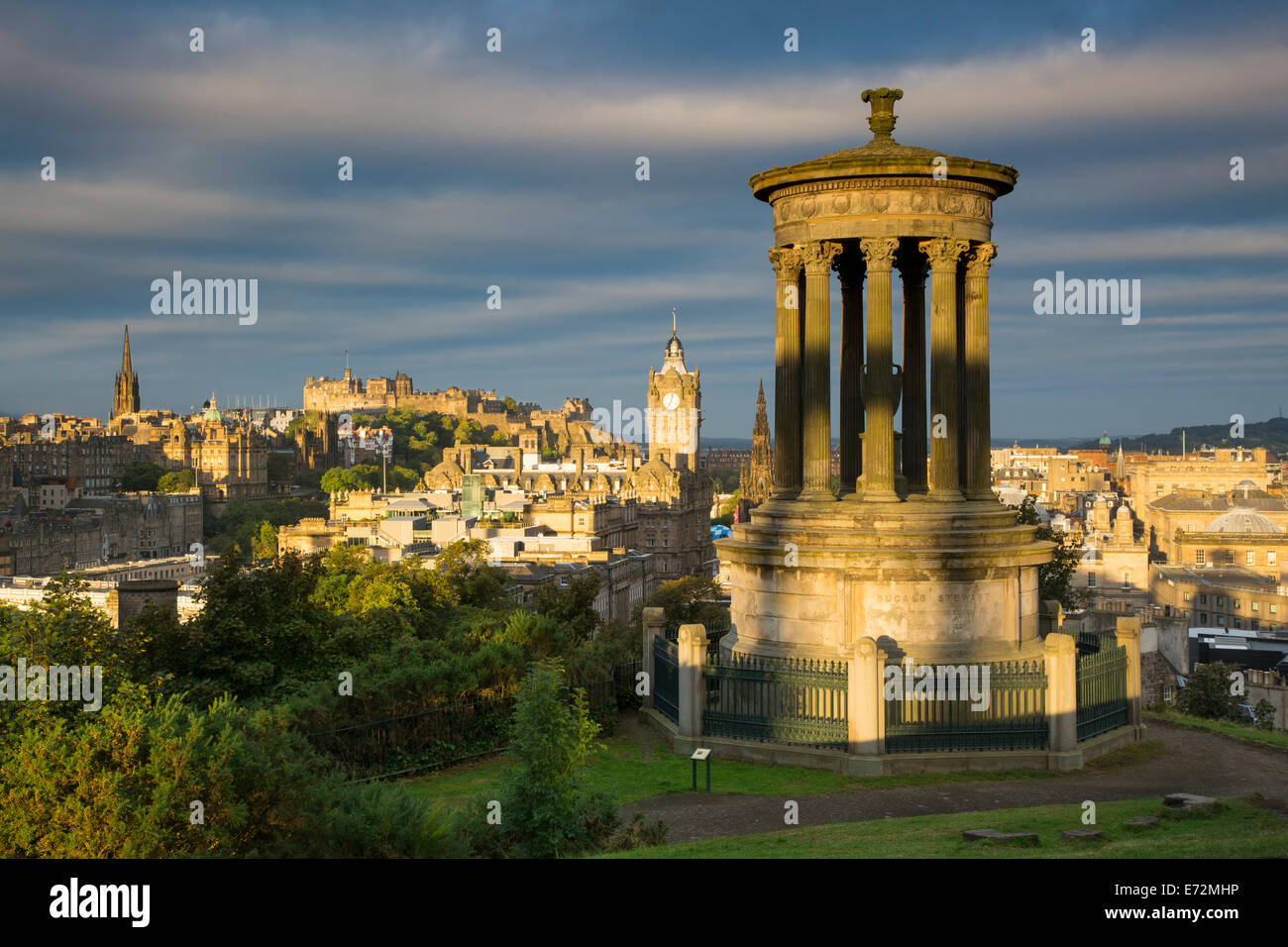 Dugald Stewart Memorial e Edimburgo alba vista da Calton Hill, Edimburgo, Lothian, Scozia Foto Stock
