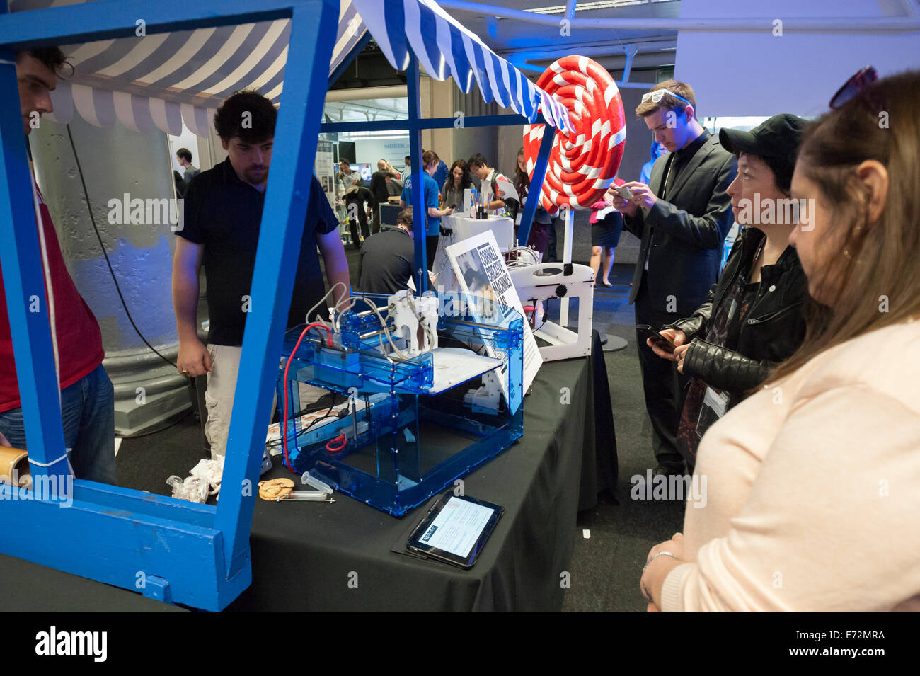 Old Billingsgate, Londra, Regno Unito. Il 4 settembre 2014. Il 2014 Londra 3D Printshow apre le sue porte al pubblico. Nella foto: i visitatori del 3D Printshow guarda come una stampante 3D è messo attraverso i suoi ritmi. Credito: Lee Thomas/Alamy Live News Foto Stock