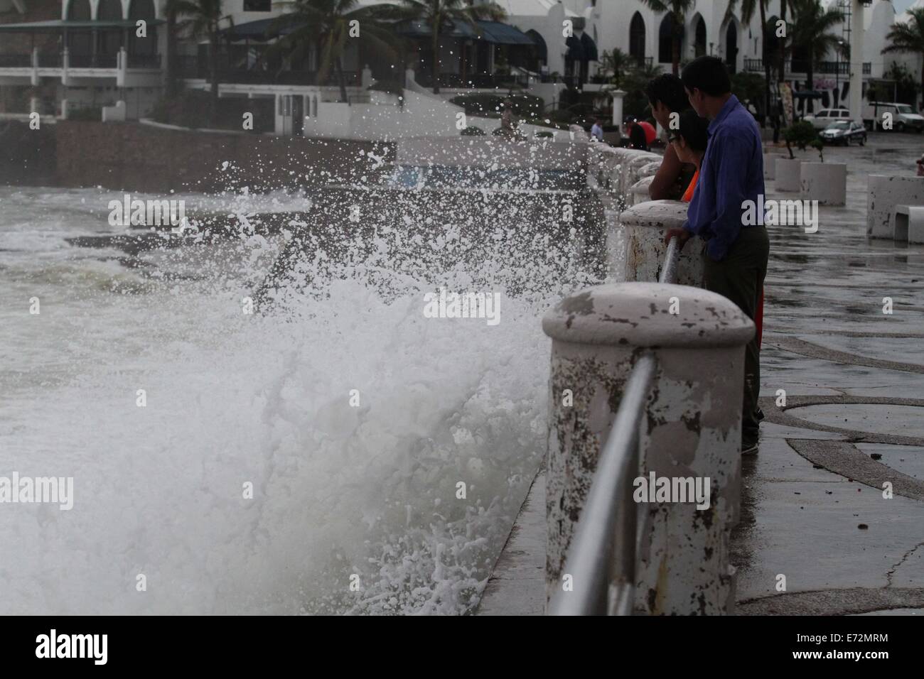 Mazatlan, Messico. 4 Sep, 2014. Le persone guardano le alte onde causate dall' uragano "Norbert', al Boardwalk di Mazatlan, porta in stato di Sinaloa, Northwest in Messico il 7 settembre 4, 2014. Uragano "Norbert' continuerà causando forti piogge nel nord-ovest e il Messico occidentale, anche se esso non ha atterrato il paese, il servizio meteorologico nazionale ha riferito. Credito: Juan Perez/Xinhua/Alamy Live News Foto Stock