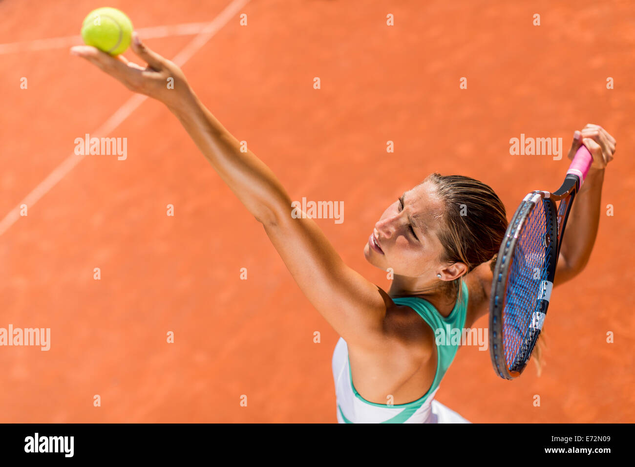 Giovane donna giocando a tennis Foto Stock