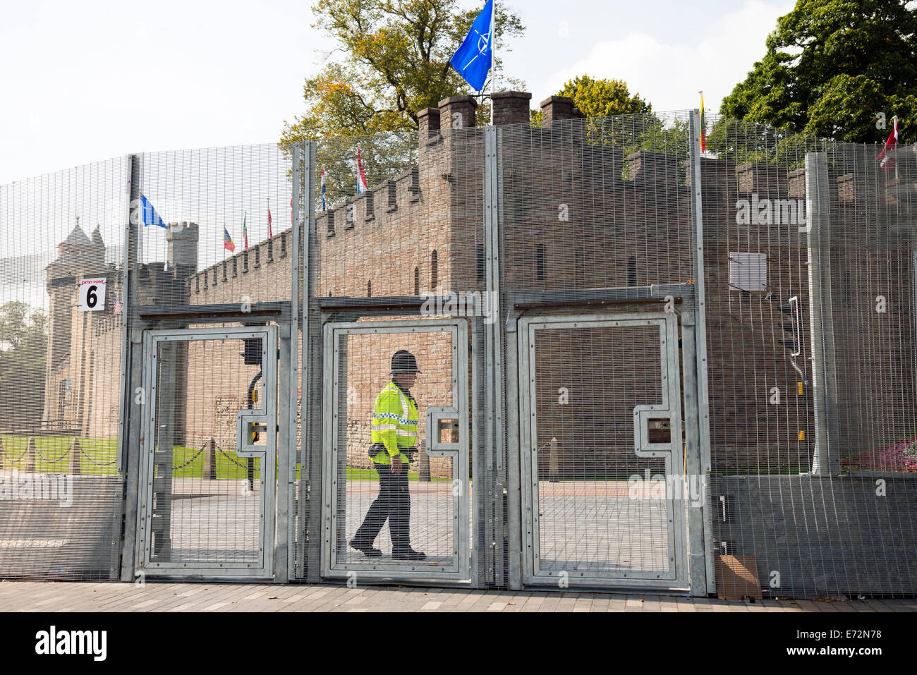 Cardiff, Galles, UK. 04 Sep, 2014. Nato a barriera di sicurezza nel centro di Cardiff, Galles, UK. Giovedì 4 Settembre 2014 recinto di sicurezza intorno al Castello di Cardiff. Credito: Robert Convery/Alamy Live News Foto Stock