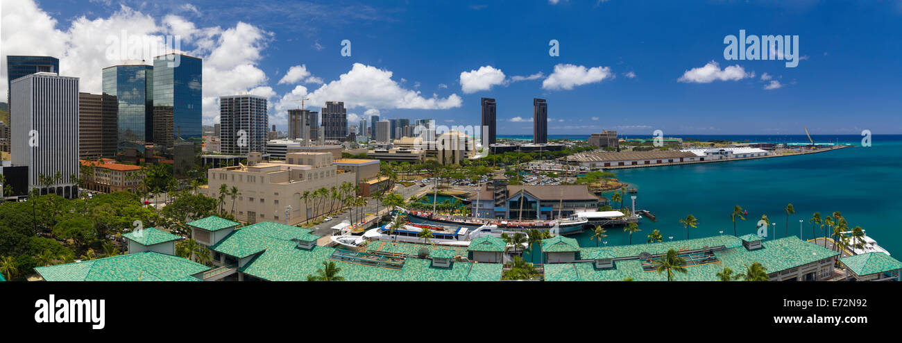 Vista panoramica della baia di Honolulu come visto dall'alto ponte di osservazione di Aloha Tower, Oahu, Hawaii. Foto Stock